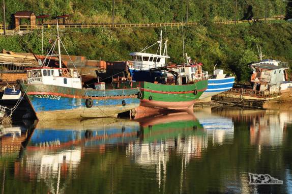 A bela luz de fim de tarde ilumina uma das baías de Castro, a capital da ilha de Chiloé, no sul do Chile